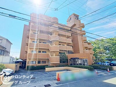 外観：シンプルながらも存在感のあるマンション外観は、住む人を魅了し、日常に特別な時間をもたらします。都会的なデザインが魅力で、住む人に誇りを与える空間です