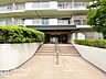 エントランス：マンションのエントランスは、住まう方々を迎える洗練された空間です。日常の出入りを快適にするための工夫がされています。