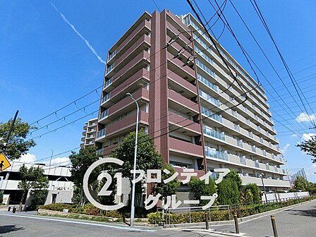 安心感のある落ち着いた色使いが印象的な、気品漂う佇まいのマンションです。川辺小学校まで徒歩7分の距離にあり、お子様の通学にも安心感のある穏やかな住環境が魅力ですね！