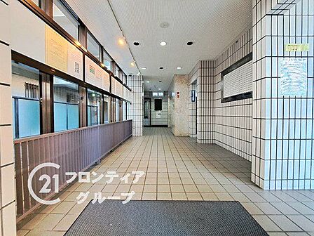 柔らかな間接照明が足元を照らす、高級感あふれる通路です。細部までこだわり抜かれた空間が、日々の生活にゆとりと安らぎをもたらします