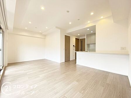 大きな窓から明るい光が差し込む開放感たっぷりのリビングです。家族が集まる場所だからこそ、広さと居心地の良さにこだわりました。どんなインテリアも映えるナチュラルな空間で新しい生活が始まります