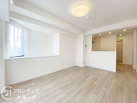 大きな窓から差し込む陽光が部屋の隅々まで明るく照らし出す開放的な空間です。インテリアが映えるシンプルなデザインが、洗練された都心生活の中にある自分らしい理想のライフスタイルを叶えてくれます