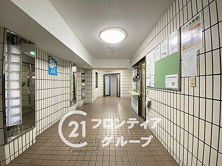 明るく広々としたロビーは、住まう方の誇りを感じさせてくれますね！ベビーカーでの移動もしやすいフラットな設計で、毎日を心地よくサポートしてくれる優しさが嬉しいですね！