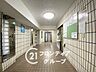 その他：明るく広々としたロビーは、住まう方の誇りを感じさせてくれますね！ベビーカーでの移動もしやすいフラットな設計で、毎日を心地よくサポートしてくれる優しさが嬉しいですね！