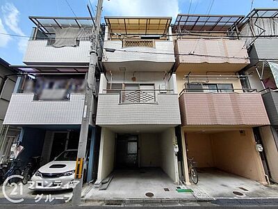 外観:落ち着いた色合いの外観は周囲の街並みにも自然に馴染みます。お車をお持ちの方にも嬉しいガレージ付きで、雨の日でも大切なお車を濡らさずに乗り降りできる機能的な設計が魅力の住まいです 外観:落ち着いた色合いの外観は周囲の街並みにも自然に馴染みます。お車をお持ちの方にも嬉しいガレージ付きで、雨の日でも大切なお車を濡らさずに乗り降りできる機能的な設計が魅力の住まいです
