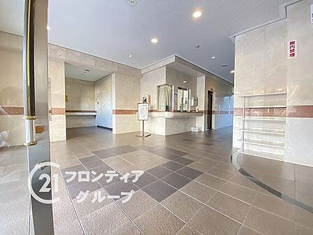 柔らかな光に包まれたロビーは、待ち合わせや休憩にもぴったりですね！上質なインテリアに囲まれて、心ゆくまでリラックスできそうです。充実した共有施設がマンションならではの暮らしをより豊かにしてくれますね！