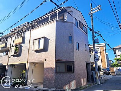外観:落ち着いた色合いの外観は周囲の街並みとも調和しやすく飽きのこないデザインです。手入れの行き届いた状態ですので新生活を気持ちよくスタートできるのが大きな魅力です 外観:落ち着いた色合いの外観は周囲の街並みとも調和しやすく飽きのこないデザインです。手入れの行き届いた状態ですので新生活を気持ちよくスタートできるのが大きな魅力です