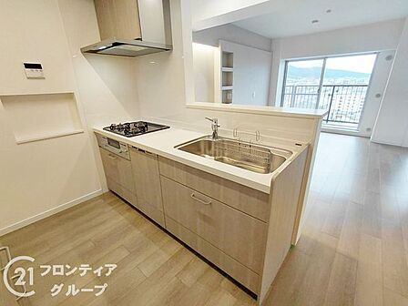 上質なインテリアに馴染むカウンターキッチンは、機能美を追求した贅沢な空間です。お料理中もリビングにいるご家族との会話が自然に弾む、開放感あふれる設計が大きな魅力です