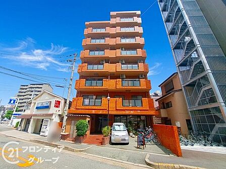 都会の喧騒を忘れさせてくれるような温かみのあるレンガ調のタイルが特徴的な外観です 周囲の景観に溶け込みながらも独特の存在感を放ち帰宅するたびに誇らしい気持ちになれそうですね