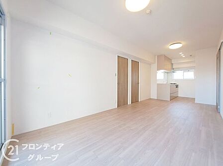 どこにいても明るさを感じられる広々とした設計が開放的で心地いいですね!インテリアの映えるシンプルなデザインだからこそ、自分らしい理想の暮らしを自由に描けるワクワク感が広がりますね!