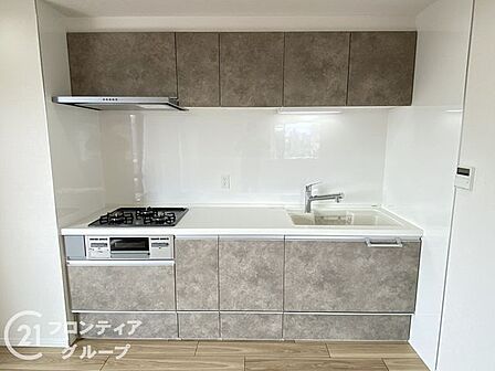収納が充実しており、キッチン用品をすっきりと整理できる便利な空間です