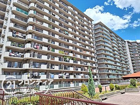 豊かな植栽に囲まれた端正で落ち着いた佇まいが街並みに美しく溶け込んでいますね！穏やかな日常を優しく包み込んでくれるような、上質なフォルムと洗練された外観デザインが魅力的ですね
