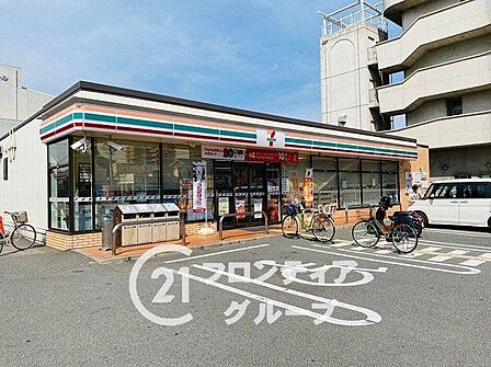 セブンイレブン大東新町店 徒歩4分。 280m