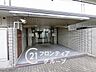 エントランス：清潔感あふれるエントランスは落ち着いた雰囲気に包まれた上質な空間ですね！毎日の暮らしの安心感と心地よさを高めてくれる、住まいの顔にふさわしい美しい佇まい