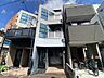 外観：自然素材を活かした外観は、温かみのある雰囲気を演出します。自然との調和を感じる住まいです。
