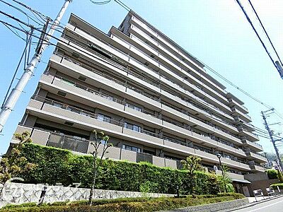 外観：洗練されたデザインが目を引く重厚感あふれる外観デザインです。青空に映えるスタイリッシュな佇まいは住まう人の誇りを満たしてくれます。豊かな緑が配されたエントランスアプローチも毎日の生活に彩りを添えます