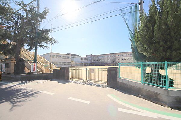 画像26:小学校「奈良市立富雄北小学校まで567m」