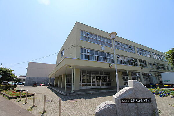 画像27:小学校「真駒内公園小学校まで59ｍ」