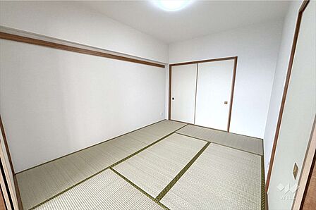 中央和室［2025年12月8日撮影］客間としてはもちろん、お子様のお昼寝のスペースにも最適です。押入るので、収納にも困らないです。