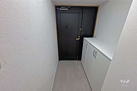玄関。シューズボックスは腰高タイプで、上部は鍵置き場にしたり、写真や花、芳香剤などのディスプレイとしても使えます。