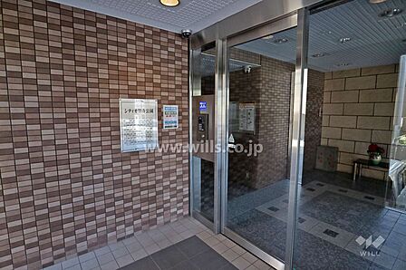エントランス。エントランスにオートロックが設置されており、セキュリティ面で安心です。エントランスは綺麗に掃除されており、いつも快適にお過ごしいただけそうです。