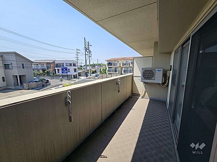 出幅広いバルコニーでは、洗濯物はもちろん、外物の他、お布団も日干ししていただけます。また、小さな子供のプールも設置できる広さが魅力です。