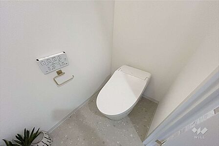 汚れが貯まりにくいタンクと便座が一体型の便器で、掃除が楽ちんです。温水洗浄便座つきなので清潔を保てます。タオル掛けもあります。