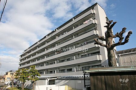 ライオンズマンション大高緑地の外観(南側から)。8階建54戸数のマンション。JR大高駅まで徒歩8分の距離にあります。