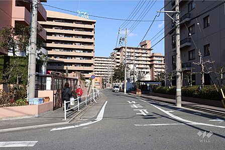 敷地西側の前面道路(南側から)