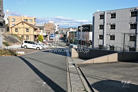 敷地北側の前面道路(南西側から)