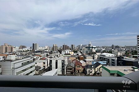 バルコニーからの眺め（南方向）［2026年7月17日撮影］視界を遮る高い建物がないため、お天気の良い日には遠くの方まで見渡すことができます。