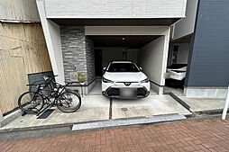 大切な愛車を雨風から守る、ゆとりあるインナーガレージ