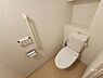 トイレ：トイレには、収納棚もございますので、掃除用品等小物入れにご利用ください。※写真の一部で不要物消去（AI加工）を行っています