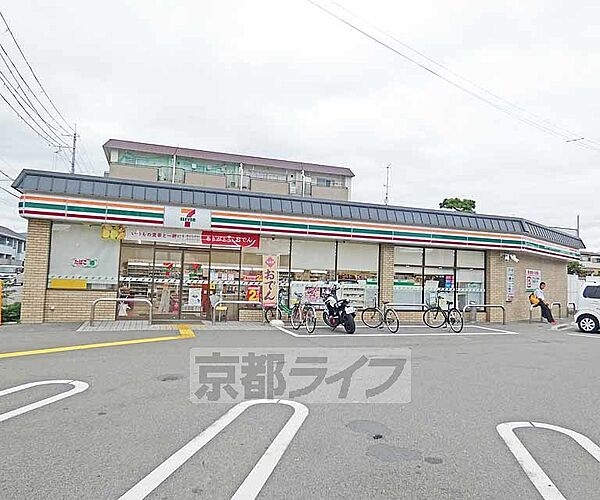 セブンイレブン西京極駅前店まで213m 西京極駅の目の前にあり、非常に便利です。