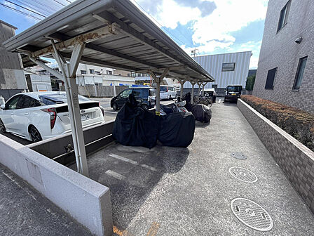 屋根付きのバイク置き場です!