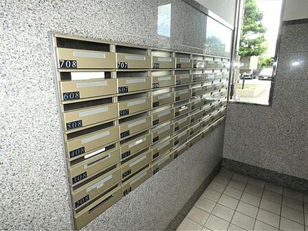 配達員と顔を合わせずに郵便物を受け取れます。