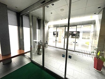オートロック付きのエントランスです♪   