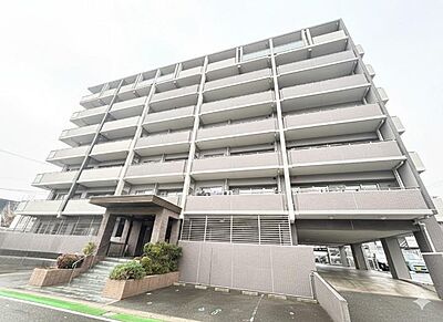 外観：JR鹿児島線、西鉄貝塚線が徒歩約9分圏内で通勤・通学に便利な好立地に建つ中古マンションです。