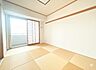 室内：リビング横の和室です！あたたかな光が差し込むくつろぎの空間ですね！