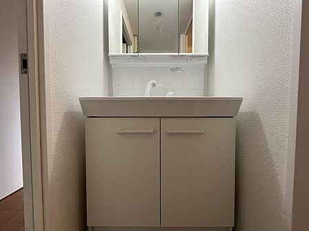 清潔感溢れるスタイリッシュなデザインの洗面化粧台♪小物収納も豊富です!