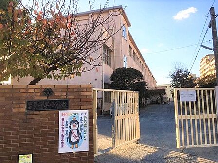 千早小学校まで 170m 徒歩約3分●教育目標「学び合い、鍛え合い、思い合うことができる未来に輝く千早っ子の育成」いいところ見っけプロジェクトを行っている。