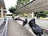 その他：屋根付きのバイク置き場もあります！電灯もあり夜でも安心です♪