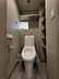 トイレ：家族みんなが使いやすく、シンプルで機能性に優れた温水便座付きトイレです。