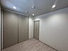 室内：落ち着いた色味とダウンライトは、夜のリラックスタイムを演出。
