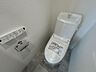 トイレ：家族みんなが使いやすく、シンプルで機能性に優れた温水便座付きトイレです。