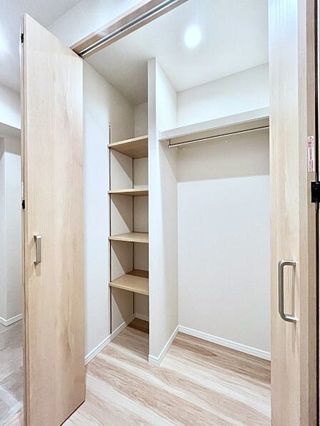 玄関ホール収納です。掃除道具やお出かけ用グッズの収納に便利です。