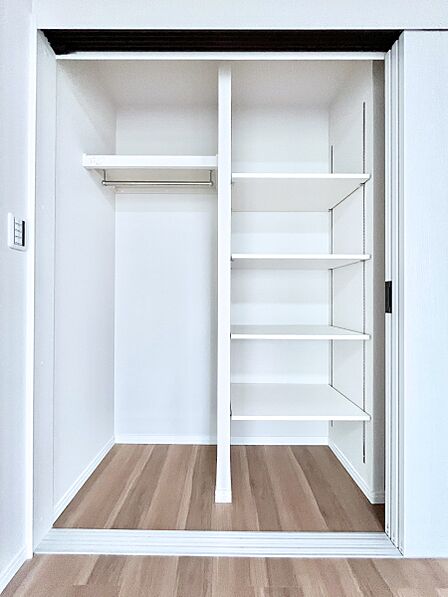 毎日着る衣類や荷物などの収納に便利なクローゼット