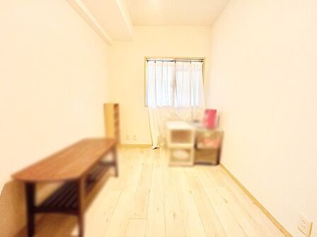 窓からのやさしい光が心地よいプライベートルーム  