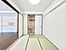 室内：和室は収納力ある押入付き