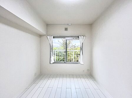 窓からのやさしい光が心地よいプライベートルーム  